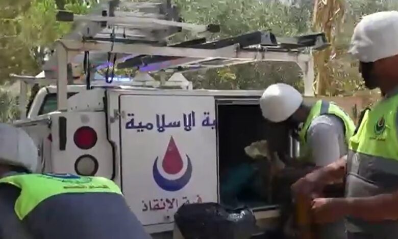 فرق الهيئة الصحية الإسلامية تنفذ عمليات انتشال جثامين شهداء في زوطر الغربية