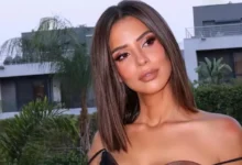 فستان أسود قصير.. إيمان العاصي تتألق بإطلالة جريئة