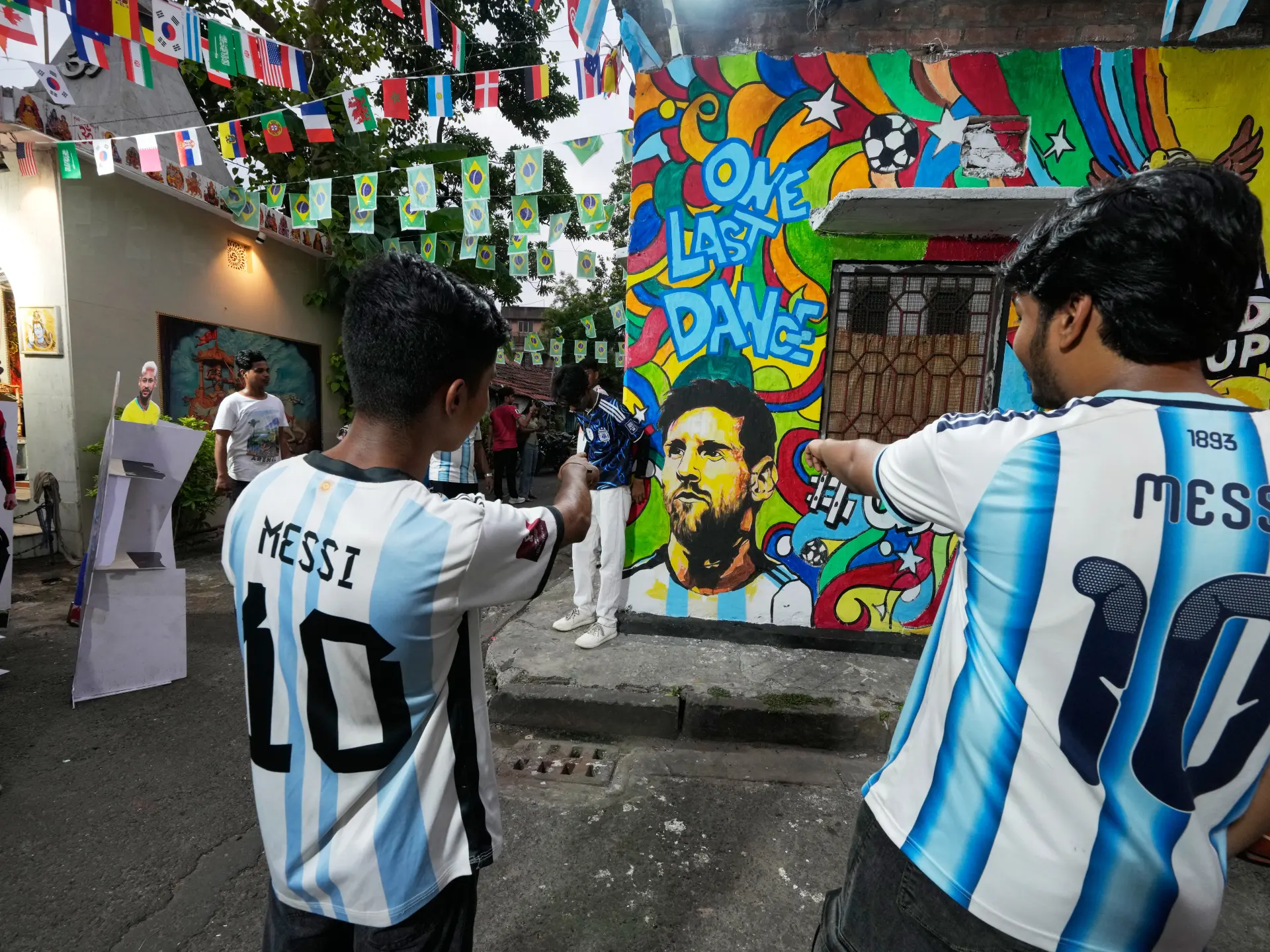 عاجل | كولكاتا تغني لميسي مع انتشار حمى كأس العالم | كأس العالم 2026 - صورة مميزة صورة مميزة: عاجل | كولكاتا تغني لميسي مع انتشار حمى كأس العالم | كأس العالم 2026