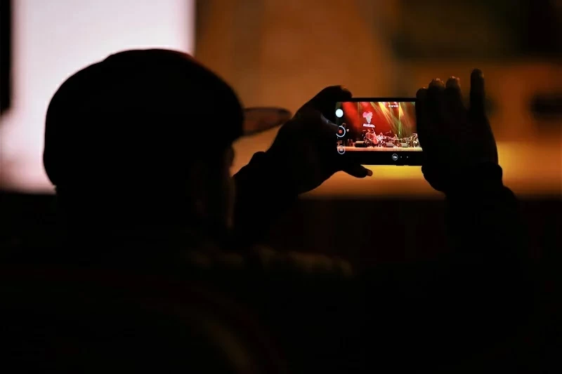 كيف سرقت إعلانات كاظم الساهر وإليسا أرصدة المعجبين في طنجة؟