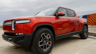 إليك كيفية مقارنة أنظمة القيادة Tesla FSD وRivian "بدون استخدام اليدين".