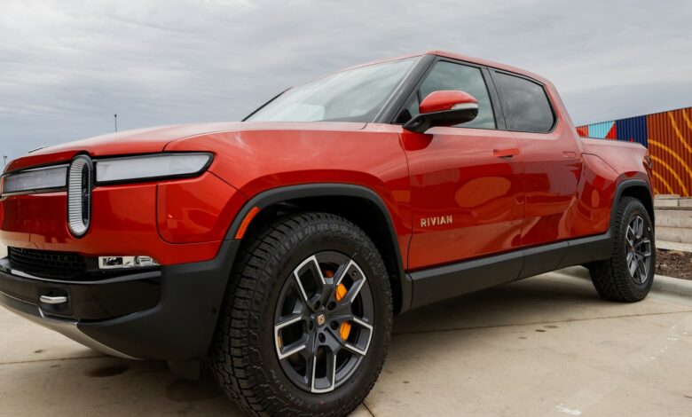 إليك كيفية مقارنة أنظمة القيادة Tesla FSD وRivian "بدون استخدام اليدين".