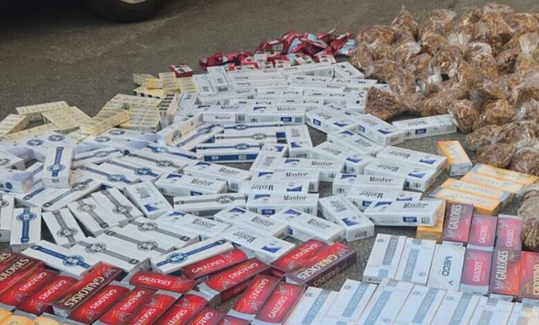 الجمارك تضبط كمية من المعسل والدخان المهرب بعد مداهمة محل
