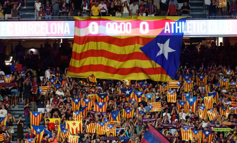برشلونة يلغي تكريم إسبانيا في كأس العالم وسط دعم جماهيره للعلم الكاتالوني | أخبار كرة القدم