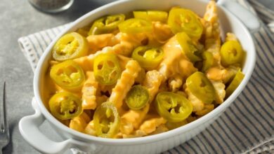 بطاطا مقلية بصوص الجبنة والهلابينو