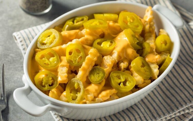 بطاطا مقلية بصوص الجبنة والهلابينو