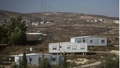 صورة مميزة: تمهيدا لإعادة افتتاحها.. الاحتلال يجلب بيوتًا متنقلة لمستوطنة “كاديم” شرق جنين