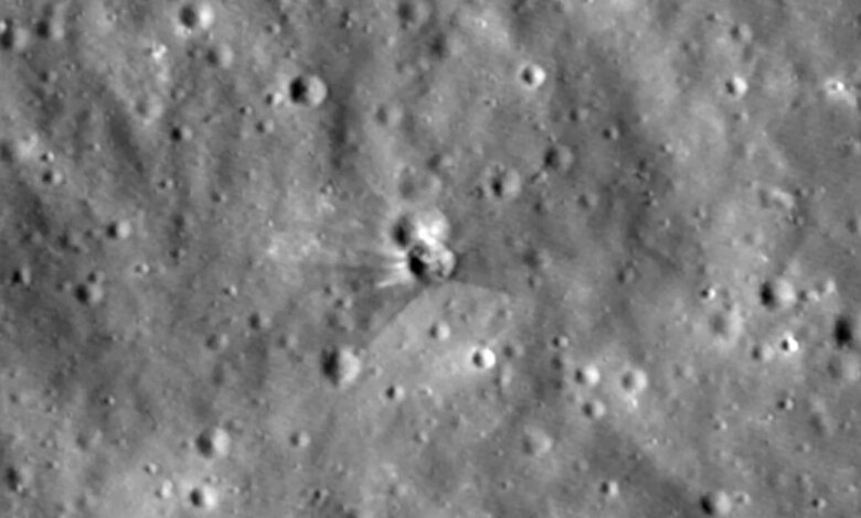 تُظهر صور ناسا حفرة يبلغ عرضها 60 قدمًا على سطح القمر بعد تحطم صاروخ SpaceX
