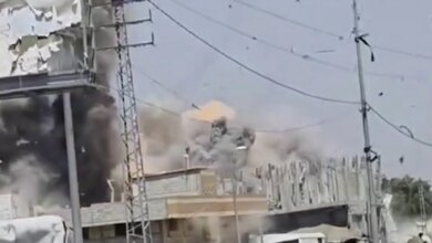 غارة جوية إسرائيلية عنيفة تستهدف مستودعا في وسط غزة | أخبار