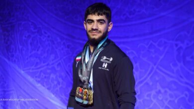 لاعب رفع أثقال شاب يهدي مجموعة من الميداليات الذهبية للجنود الإيرانيين الشهداء