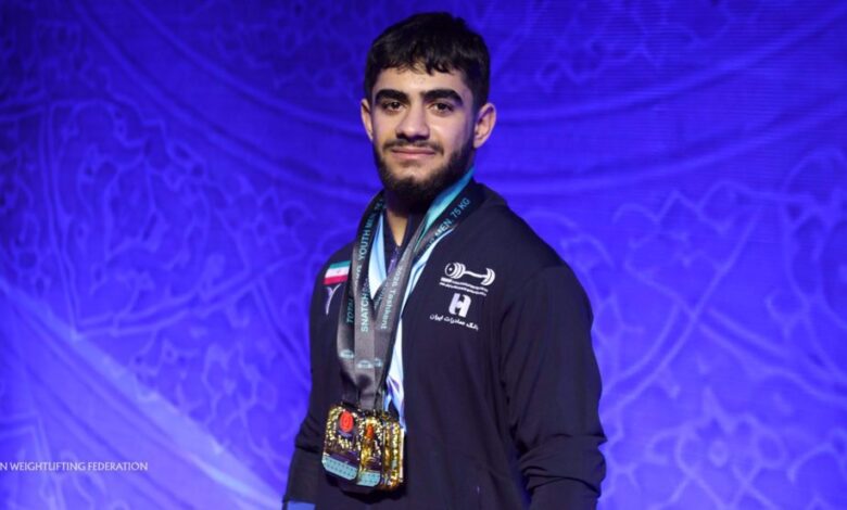 لاعب رفع أثقال شاب يهدي مجموعة من الميداليات الذهبية للجنود الإيرانيين الشهداء