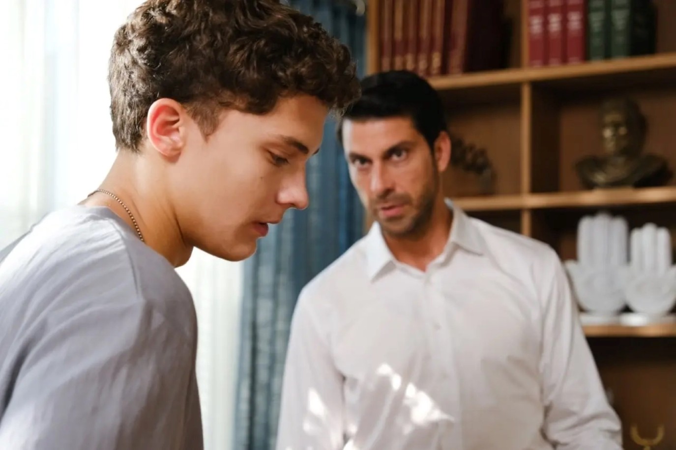 عاجل | مسلسل مازلت في السابعة عشر الحلقة 12.. تيومان يستنجد بدينيز وآراس يكتشف خيطًا يقوده إلى ديمير - صورة مميزة صورة مميزة: عاجل | مسلسل مازلت في السابعة عشر الحلقة 12.. تيومان يستنجد بدينيز وآراس يكتشف خيطًا يقوده إلى ديمير