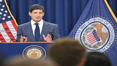 وارش يحذر: قد نضطر إلى رفع أسعار الفائدة إذا لم يتراجع التضخم
