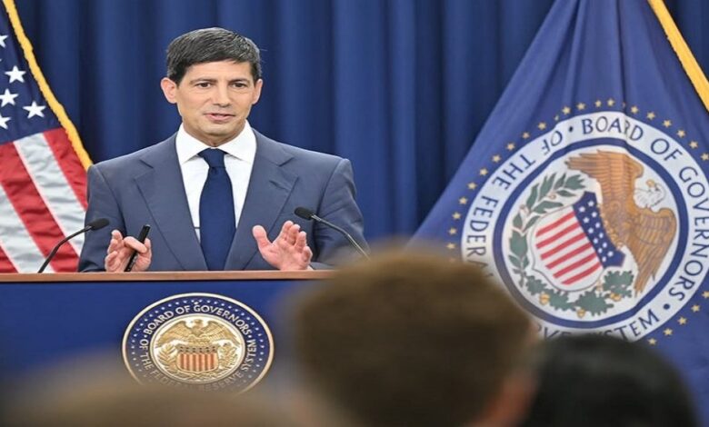 وارش يحذر: قد نضطر إلى رفع أسعار الفائدة إذا لم يتراجع التضخم