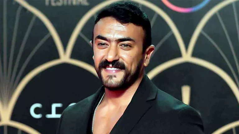 أحمد العوضي يتألق بإطلالة رجالية أنيقة وكلاسيكية
