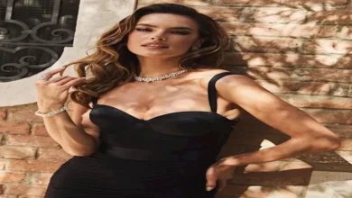 أليساندرا أمبروسيو تخطف الأنظار بإطلالة فاخرة في افتتاح مهرجان فينيسيا