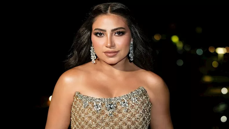 إطلالة أنيقة وناعمة.. بوسي تخطف الأنظار بلوك مميز