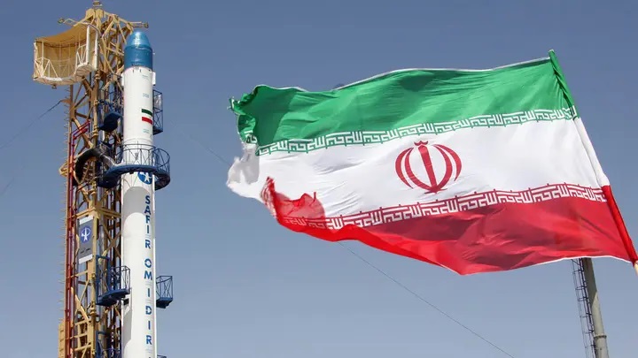 إيران تقرر إطلاق ثلاثة أقمار صناعية إلى المدار في آن واحد