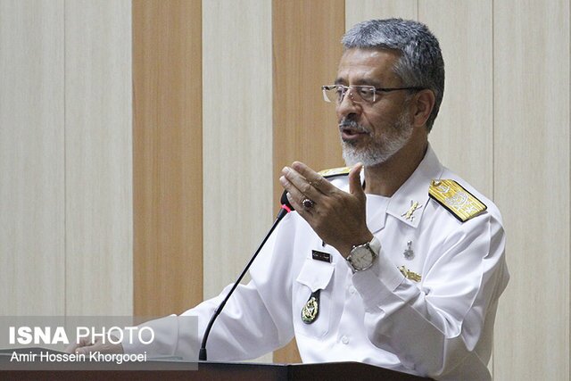 الأميرال سياري: العدو لا يدرك أننا لا نهاب شيئاً عندما يتعلق الأمر بوحدة أراضينا والثورة