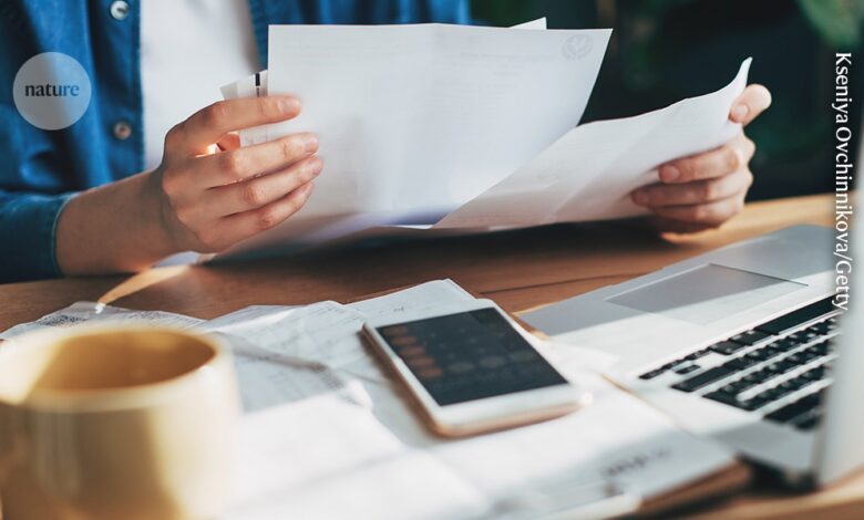 الدفع مقابل مراجعة النظراء: تدفع الشركات للباحثين مقابل تقييم المخطوطات المقدمة للمجلات