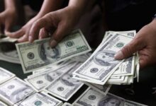 الدولار يرتفع والأسواق تترقب أول رفع للفائدة الأميركية منذ أكثر من عامين
