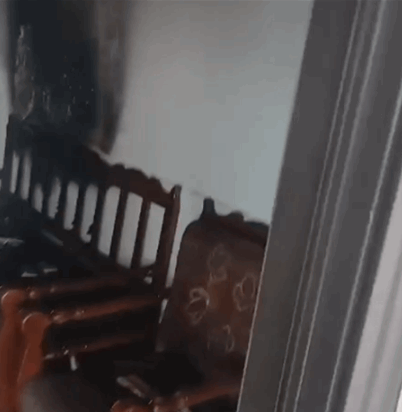 بالفيديو.. أضرم النار في منزل والدته وفرّ - صورة مميزة بالفيديو.. أضرم النار في منزل والدته وفرّ