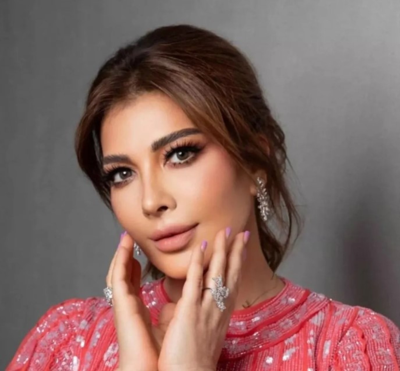 بعد اختفاءه لسنوات.. أصالة تتسلم عود والدها فور وصولها دمشق.. وهذا رد فعلها