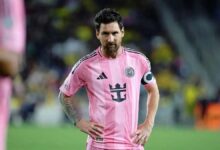 بقميص رونالدو.. مشجع يستفز ميسي (فيديو)