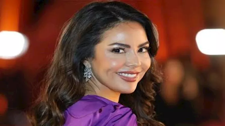 بلوك جريء.. نينا مغربي تضيء السجادة الحمراء لمهرجان الفضائيات