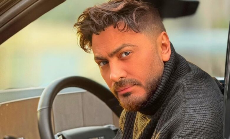 تامر حسني يشوق جمهوره لعمل غنائي جديد من داخل الاستوديو