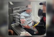 تقييد راكب مشاغب على متن طائرة أمريكية بعد توجيهه ألفاظًا نابية وعنصرية للطاقم والركاب