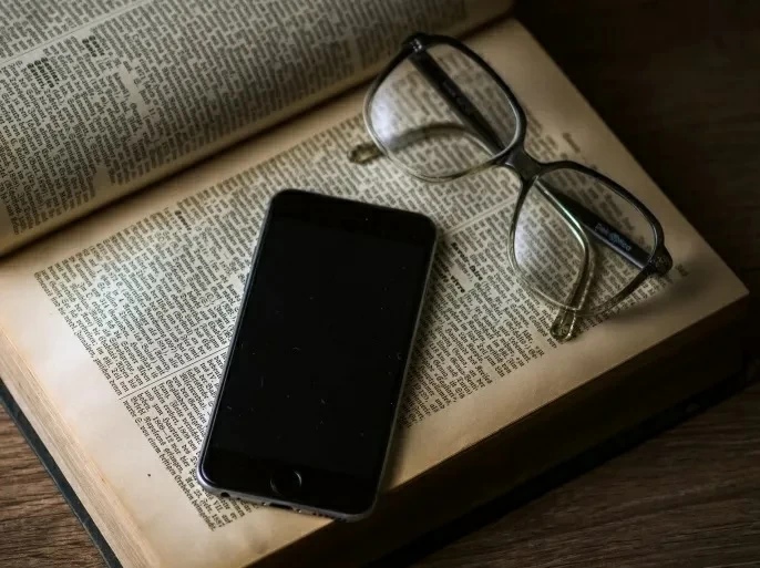 خير جليس في الأنام.. كتاب أم هاتف؟ – أخبار السعودية