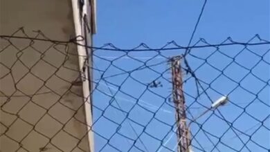 رعب وتحليق مكثف.. مسيرة تلاحق إمرأة (فيديو)