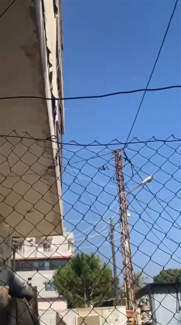 رعب وتحليق مكثف.. مسيرة تلاحق إمرأة (فيديو)