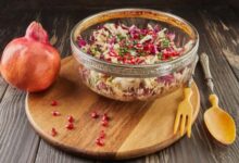 سلطة الكينوا الحمراء بالرمان بصوص الليمون