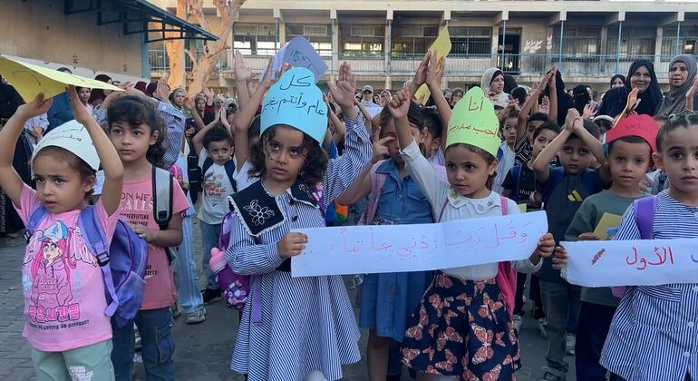 طلاب غزة يعودون للدراسة بين الخيام والركام بعد سنوات الحرب