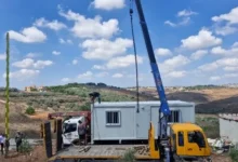 مجلس الجنوب باشر بتسليم الدفعة الأولى من البيوت الجاهزة للأهالي المتضررين في زوطر الغربية