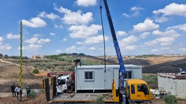 مجلس الجنوب باشر بتسليم الدفعة الأولى من البيوت الجاهزة للأهالي المتضررين في زوطر الغربية