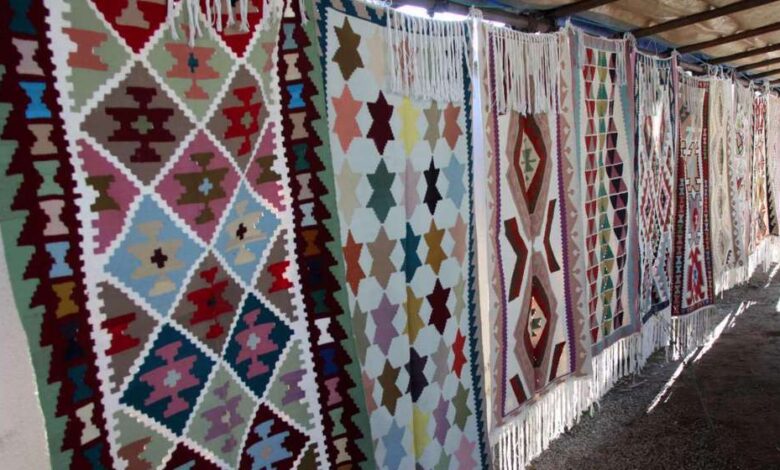 مدينة الأنبار الإيرانية تقترب من اعتراف اليونسكو بتقاليد نسج الكليم