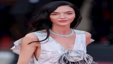 معلومات عن ماريكارلا بوسكونو بعد ظهورها بفستان مستوحى من صفحات الجرائد