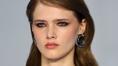 وداعًا للرموش الكثيفة .. لماذا أصبحت Ghost Lashes صيحة المكياج الأبرز؟