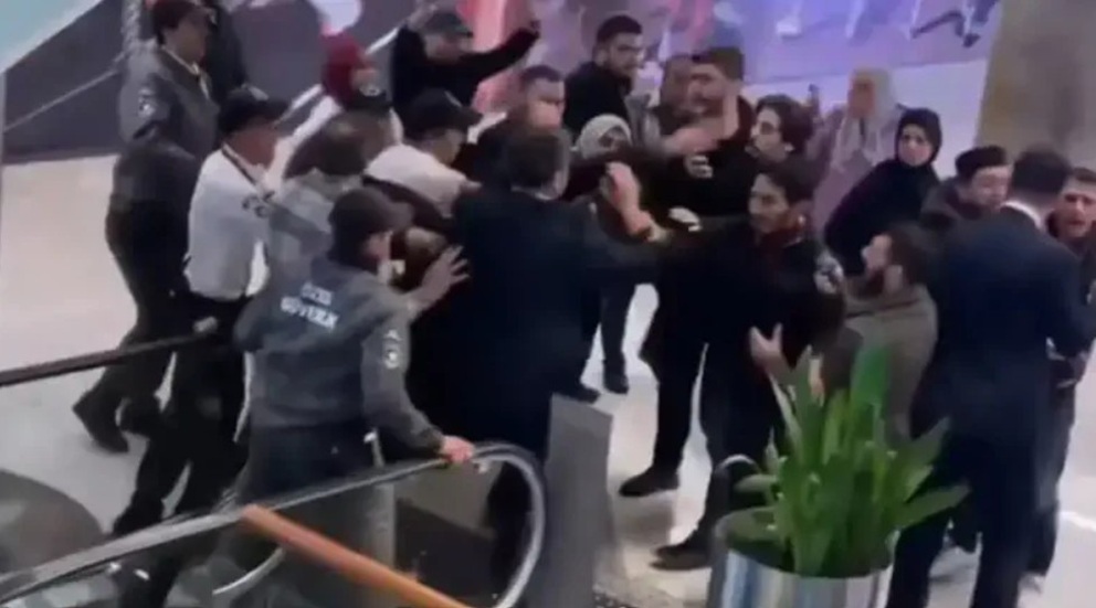 احتجاج في إسطنبول ضد مواطنة تحمل الجنسيتين الإسرائيلية والتركية - صورة مميزة احتجاج في إسطنبول ضد مواطنة تحمل الجنسيتين الإسرائيلية والتركية