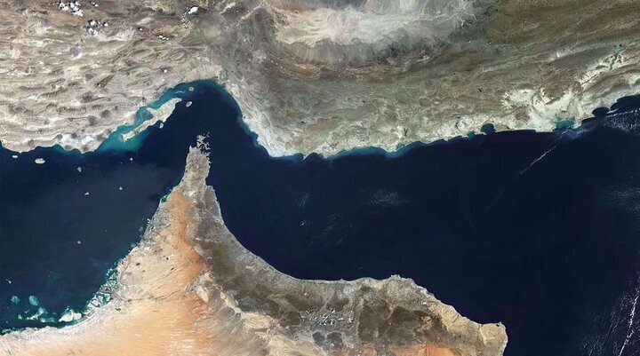 اصطدام ناقلة النفط العملاقة الثانية بلغم بحري في مضيق هرمز