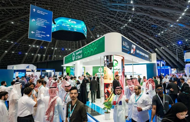 اضطرابات الملاحة تُعيد رسم خريطة الشحن… والموانئ السعودية في الواجهة - صورة مميزة اضطرابات الملاحة تُعيد رسم خريطة الشحن… والموانئ السعودية في الواجهة