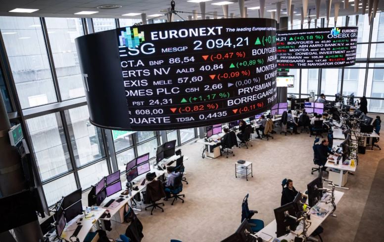 الأسهم العالمية تتراجع على وقع ارتفاع النفط ومخاوف الديون الأوروبية