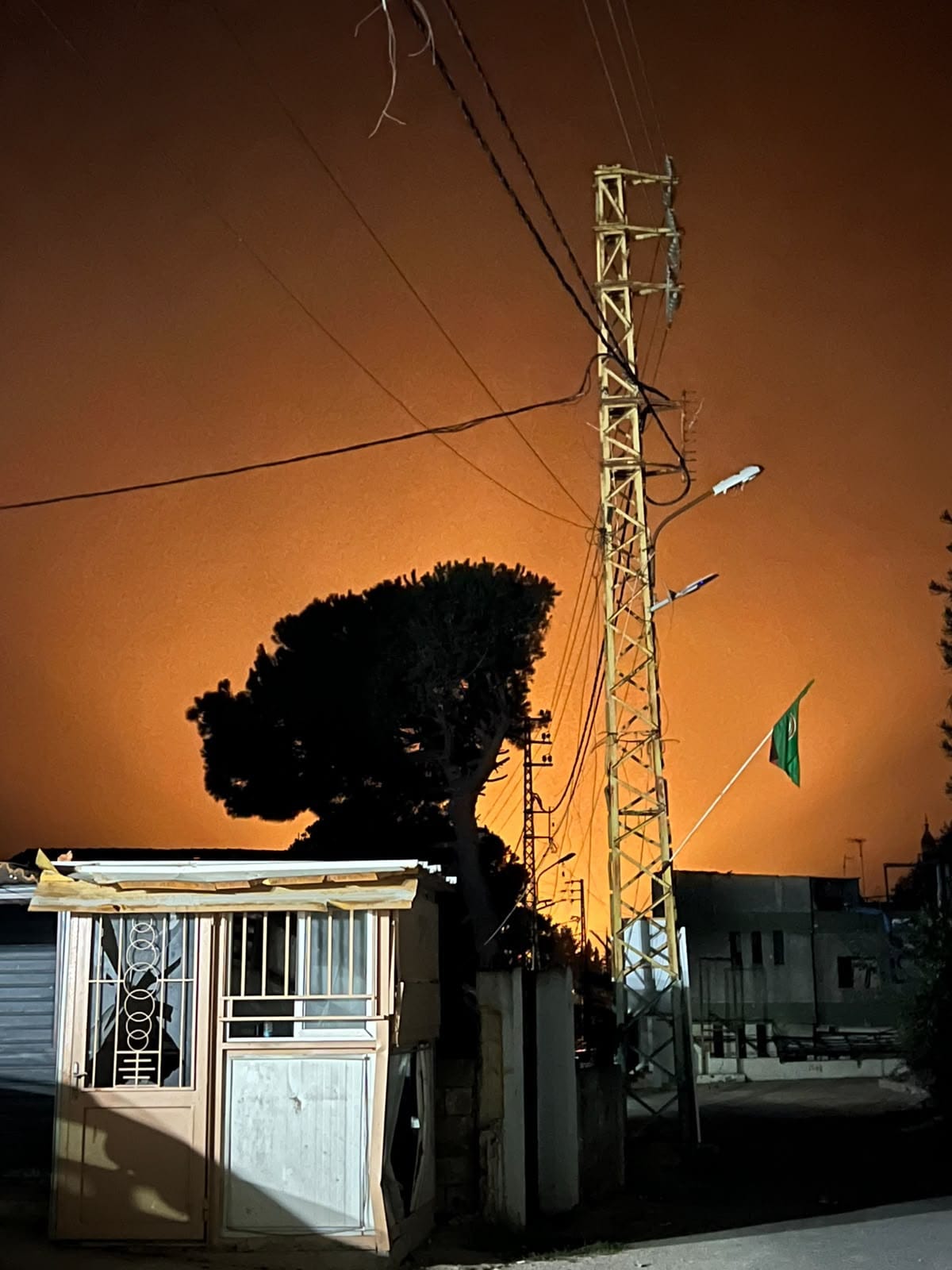 الجيش الإسرائيلي يلقي قنابل مضيئة فوق بلدة ميفدون