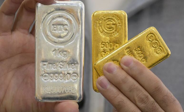 الذهب يهبط لأدنى مستوى في أكثر من شهرين… والفضة تتراجع بنحو 5 %