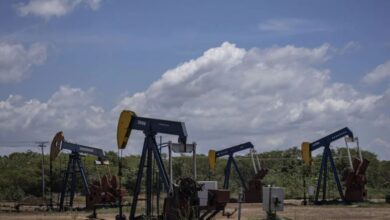 النفط يقفز 4 % بعد تقارير عن تعزيز عسكري أميركي في الشرق الأوسط