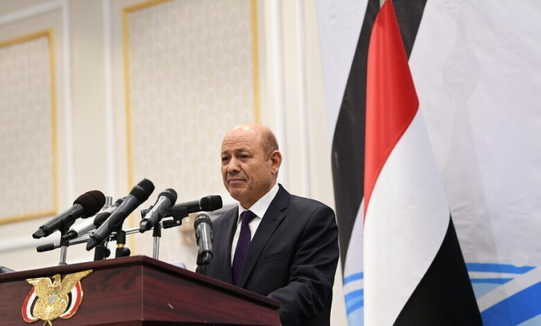 اليمن.. العليمي يعرض العفو والأمان على مسلحي الحوثي ويحدد هدفا لن تغيره التعقيدات في ساحات القتال