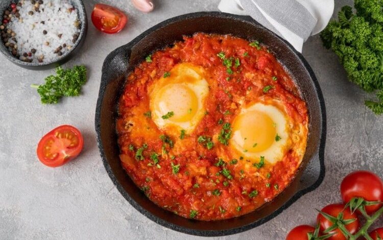 بيض العيون بصلصة الطماطم الحارة
